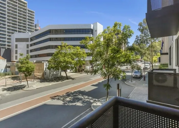 6 Executive Eastside Parking & Pool